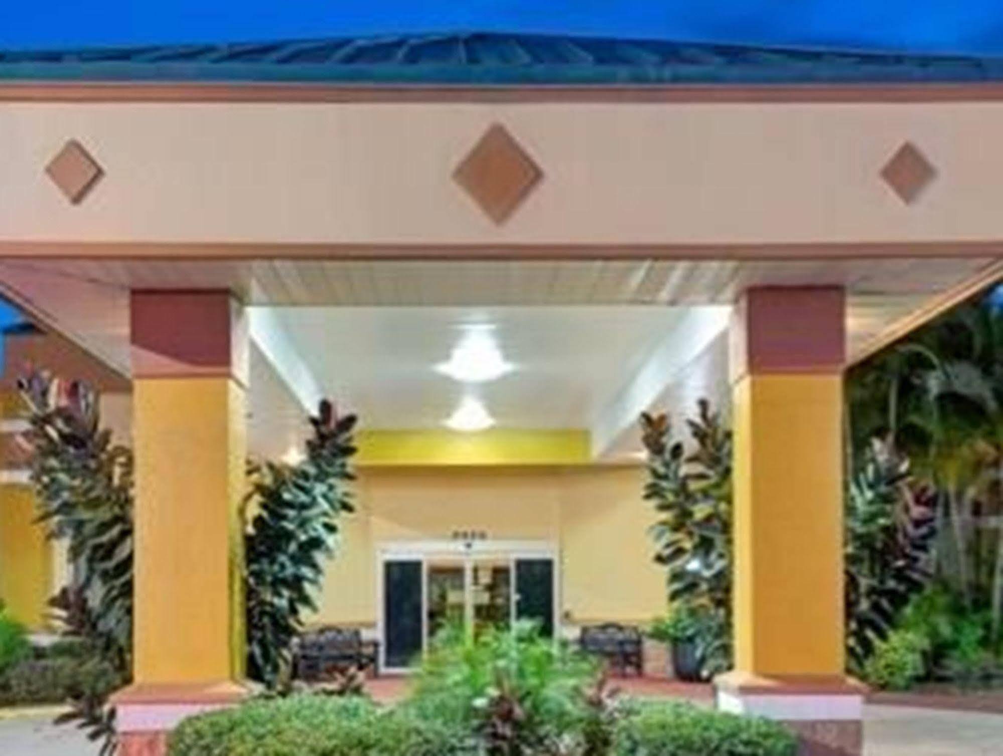 Garnet Inn & Suites Орландо Екстериор снимка