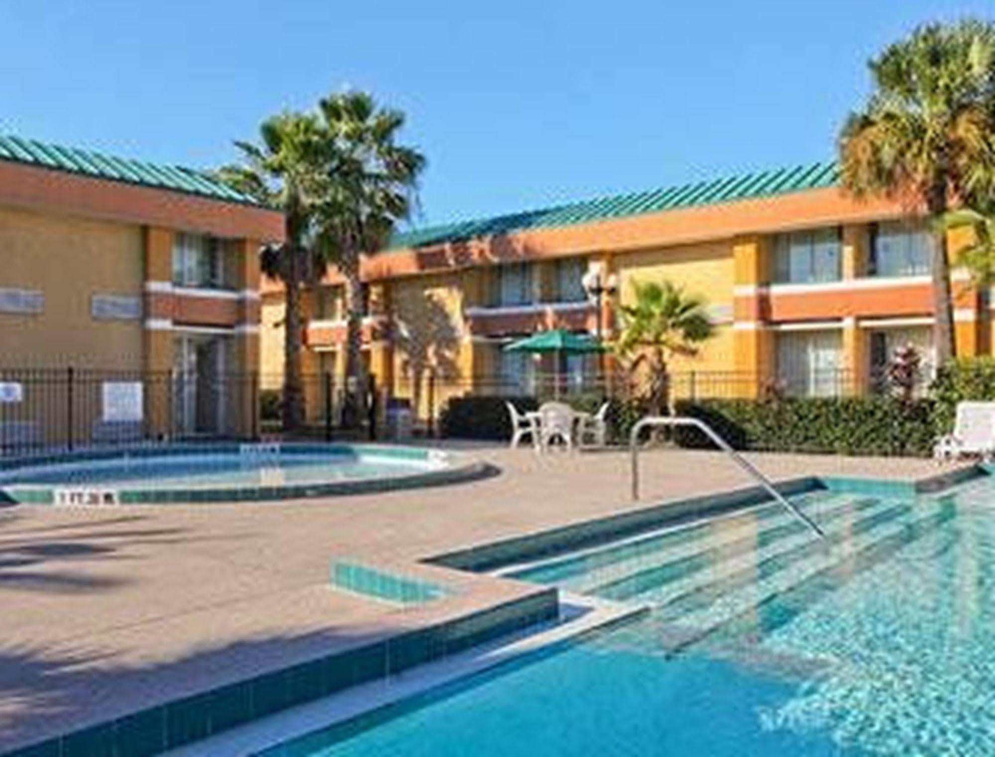 Garnet Inn & Suites Орландо Екстериор снимка